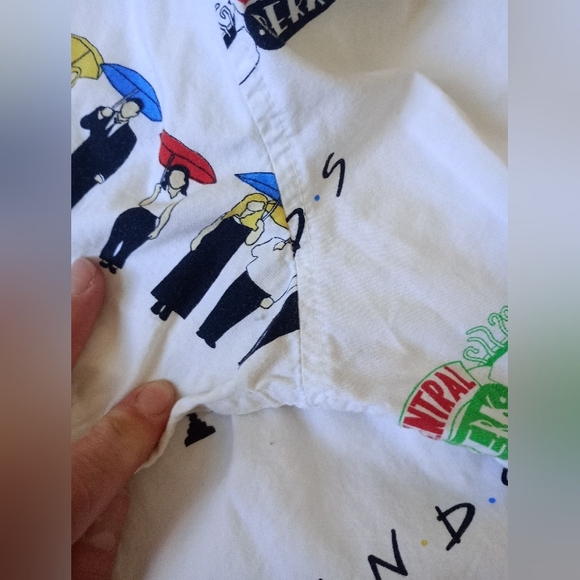 Friends Themed Box Lunch White Short Sleeve Shirt Button Down Size S - Picture 7 of 7